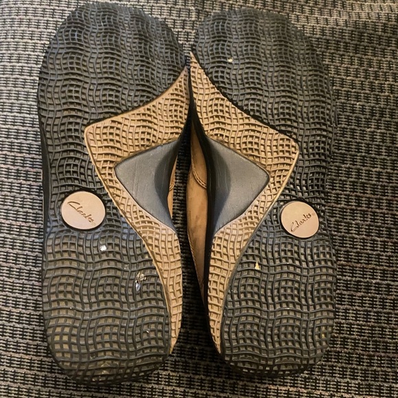 Clarks Brown Suede Loafers with Elastic Goring 7 - Picture 3 of 4